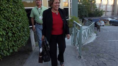 La jueza Fonseca abandonó sonriente la sede de la Corte Suprema de Justicia.