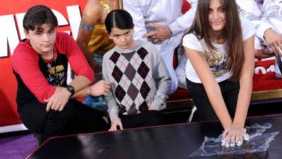 Paris, Prince y Bigi permanecen al cuidado de la madre de Michael Jackson, Katherine (85).