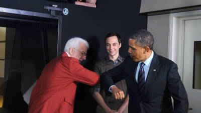 US President Barack Obama (R) greets actor Steve Martin (L) as actor Jim Parsons looks on while touring DreamWorks Animation in Glendale, California, on November 26, 2013 before speaking on the economy. AFP PHOTO/Jewel Samad