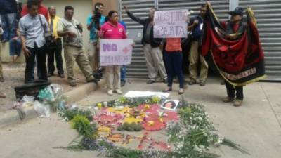 Los seguidores crearon una especie de altar en honor a la dirigente indígena Berta Cáceres.