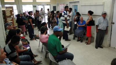 Decenas de personas de diferentes sectores de Yoro acuden a diario a la sala de emergencia del hospital de El Progreso.