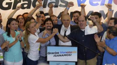 La oposición venezolana celebra el histórico triunfo obtenido en los comicios legislativos.