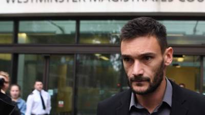 El portero del Tottenham Hotspur y la selección francesa, Hugo Lloris, sale del Tribunal de Magistrados de Westminster tras ser declarado culpable por conducir bebido el pasado 24 de agosto en Londres. EFE