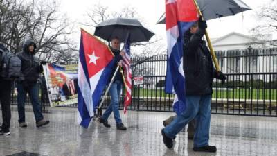Decenas de cubanos se manifestaron frente a la Casa Blanca para denunciar la represión en la isla.