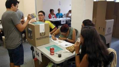 Del total de colombianos habilitados para votar, 18.047.321 son mujeres y 16.852.624 hombres, que podrán ejercer su derecho al voto en 81.925 mesas distribuidas en 11.034 centros de votación en todo el territorio nacional. EFE