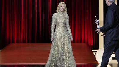 La actriz australiana Cate Blanchett ha recibido el Premio Donosti de manos del director Alfonso Cuarón durante el Festival Internacional de Cine de San Sebastián que se celebra hoy sábado en la capital donostiarra.