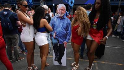 Partidarios del candidato presidencial brasileño por el Partido de los Trabajadores Luiz Inácio Lula da Silva, se reúnen alrededor de una figura de cartón de él en la escuela de samba Portela, Río de Janeiro.