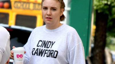 La actriz Lena Dunham fue criticada por hacer un comentario de mal gusto sobre el aborto.