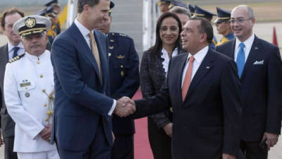 El príncipe Felipe de Borbón (2i) saluda al presidente hondureño saliente, Porfirio Lobo (2d), a su llegada hoy a la base aérea Enrique Soto Cano, en Palmerola, al norte de Tegucigalpa. El príncipe Felipe participará mañana en los actos de toma de posesión del presidente electo de Honduras, Juan Orlando Hernández. EFE