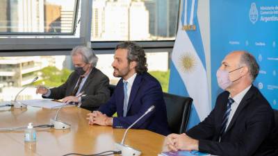 La reclamación argentina fue presentada por su canciller, Santiago Cafiero (centro).