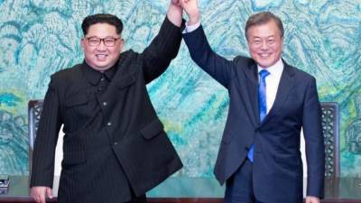 Ambos líderes coreanos, Kim Jong-un (izq.) y Moon Jae-in. EFE/Archivo