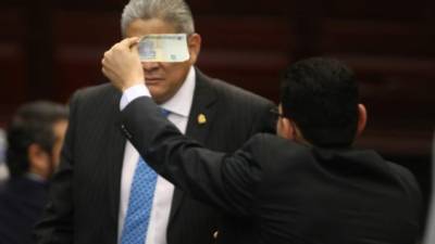 El diputado del PAC, Walter Banegas, al mostrarle el billete de 50 lempiras a López.
