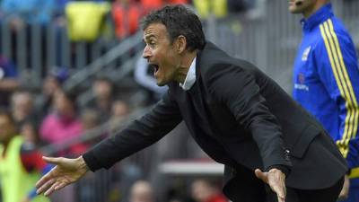 Luis Enrique mientras daba indicaciones en el césped del Camp Nou. Foto AFP/ Lluis Gene.