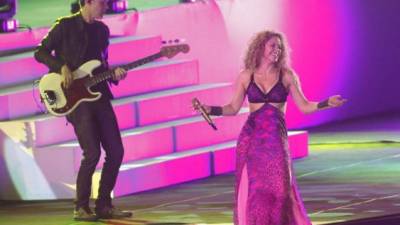 BQ03. BARRANQUILLA (COLOMBIA), 19/07/2018.- La cantante colombiana Shakira (d) actúa durante la ceremonia de apertura de los XXIII Juegos Centroamericanos y del Caribe hoy, jueves 19 de julio de 2018, en Barranquilla (Colombia). La inauguración, que tiene a Shakira como artista principal, comenzó hoy con la aparición de la ex Miss Universo y modelo colombiana Paulina Vega en el centro de la cancha del estadio Metropolitano Roberto Meléndez de Barranquilla. EFE/Luis Eduardo Noriega A.