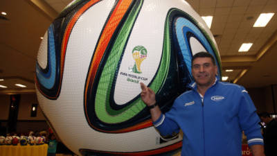 Luis Fernando Suárez posa con una pelota Brazuca gigante.