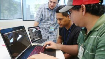 En la Hackathon 2015 participan 60 expertos en tecnología que están divididos en 12 grupos. Los ganadores de las dos ediciones anteriores (imagen superior) regresan a la competencia.