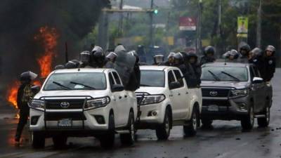 Al menos 200 policías antimotines presentaron su renuncia tras negarse a seguir reprimiendo a los manifestantes en violentas protestas que han dejado unos 130 muertos en Nicaragua./AFP.