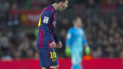 Leo Messi fue captado teniendo arcadas durante el partido ante Atlético de Madrid. Foto EFE
