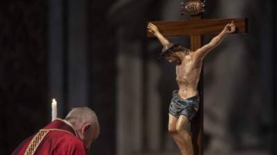 El papa Francisco presidió ayer los ritos de Viernes Santo con la ceremonia de la Pasión del Señor en la basílica de San Pedro y el Via Crucis en el Coliseo de Roma, centrado este año en la inmigración y la trata de personas.