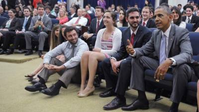 Obama se reunió el martes con miembros de su equipo de trabajo para ver el partido de EUA y Bélgica en la Copa del Mundo.