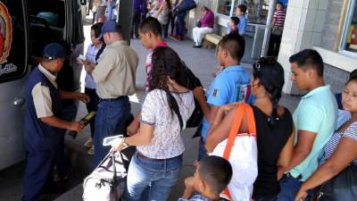 Sampedranos hacen fila para subirse a un autobús en la terminal. Foto: Yoseph Amaya