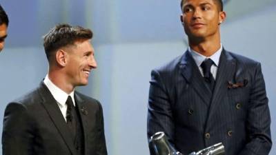 Leo Messi y Cristiano Ronaldo, durante la premiación.