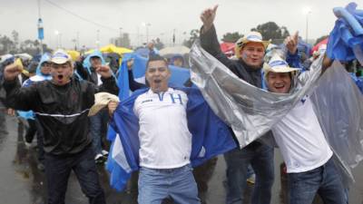 BELO HORIZONTE, BRAZIL - NOVEMBER 10: Dani Alves #4 of Brazil controls the ball during a match between Brazil and Argentina as part 2018 FIFA World Cup Russia Qualifier at Mineirao stadium on November 10, 2016 in Belo Horizonte, Brazil. (Photo by Pedro Vilela/Getty Images)