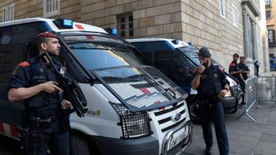 El destituido mandatario catalán huyó a Bélgica junto con cinco miembros de su Gabinete mientras el Ejecutivo Español intervenía las sedes catalanas fuertemente vigiladas. / AFP PHOTO / LLUIS GENE
