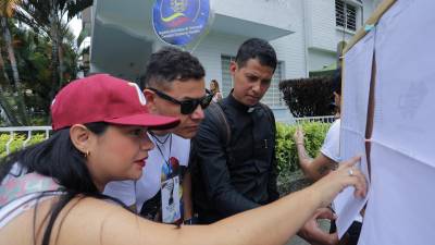 Venezolanos en el extranjero votan por un cambio en su país.