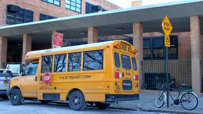 En una escuela de Nueva York, varios niños latinos tuvieron un ataque de ansiedad al confundir los autobuses de transporte con los de ICE.