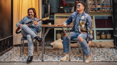 Los cantautores colombianos Juanes y Carlos Vives durante una sesión fotográfica en Bogotá (Colombia).