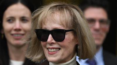 La escritora estadounidense E. Jean Carroll celebró la victoria contra Trump al abandonar el tribunal en Nueva York.