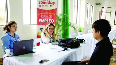 <b>Se desarrolló también una Feria de Empleo con la participación de varias empresas en la plaza Las Banderas.</b>