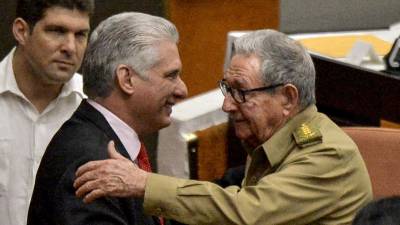 Miguel Díaz-Canel saluda a Raúl Castro tras ser reelegido como presidente de Cuba.