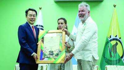 El alcalde Roberto Contreras y Moonup-Sung, embajador de Corea, durante la entrega.