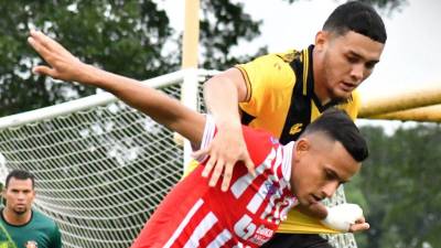 Edwin Rodríguez del Olimpia recibe la marca del defensor Júnior García del Génesis