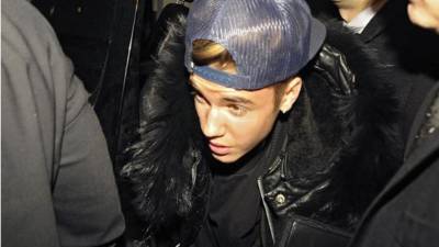 La estrella de pop de origen canadiense, Justin Bieber (c), es visto el 29 de enero de 2014, a su llegada a la estación de policía de Toronto (Canadá). EFE