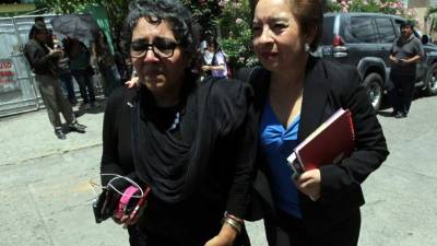 Anarella Vélez, acompañada de Marlina Dubón, esposa de Enrique Flores Lanza.