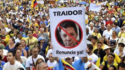 Colombianos rechazan el proceso de paz y piden renuncia de Santos.