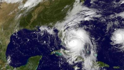 Nicole, a la derecha aparece junto a Matthew, a la izquierda, en esta imagen de satélite. Foto: AFP