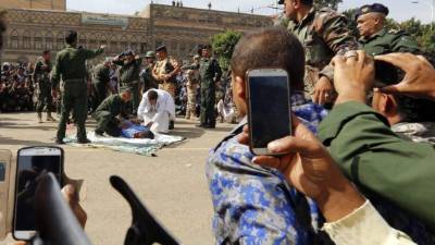 Un doctor y varios soldados yemeníes preparan la ejecución de Muhammad al-Maghrabi. EFE