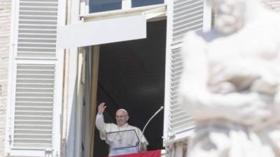 El papa Francisco saluda desde el balcón del Vaticano, tras el tradicional rezo del Angelus. EFE.