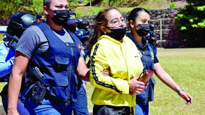 Agentes guatemaltecos entregaron a María Mendoza en la frontera a la Policía Nacional de Honduras. Foto: EFE.