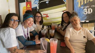 Fotografía personal cedida por La Tiendita de Motita donde aparecen las cinco maestras que cambiaron de profesión y ahora trabajan en ese dispensario de marihuana, en Albuquerque (Estados Unidos).