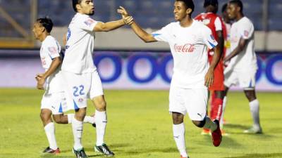 Francisco Arévalo felicita a su compañero Anthony Lozano por uno de sus goles.