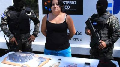 La joven Escarleth Yanina Santos junto a las evidencias que le decomisaron ayer.