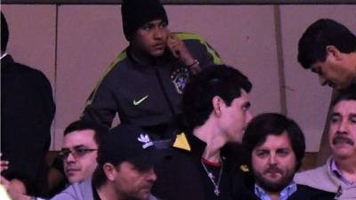 Neymar en las gradas del estadio Monumental de Santiago. Foto AFP