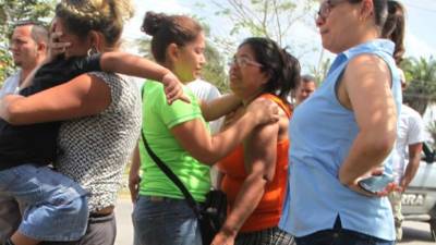 Familiares de Pervis Estanislao Elvir que llegaron a la escena del crimen lloran desconsoladamente su muerte.