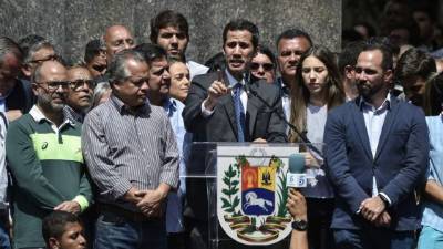 El presidente del Parlamento venezolano, Juan Guaidó en la plaza Bolícar. Foto: AFP.