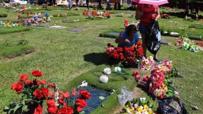 Los arreglos florales embellecen las tumbas en el cementerio Jardines del Recuerdo en San Pedro Sula.